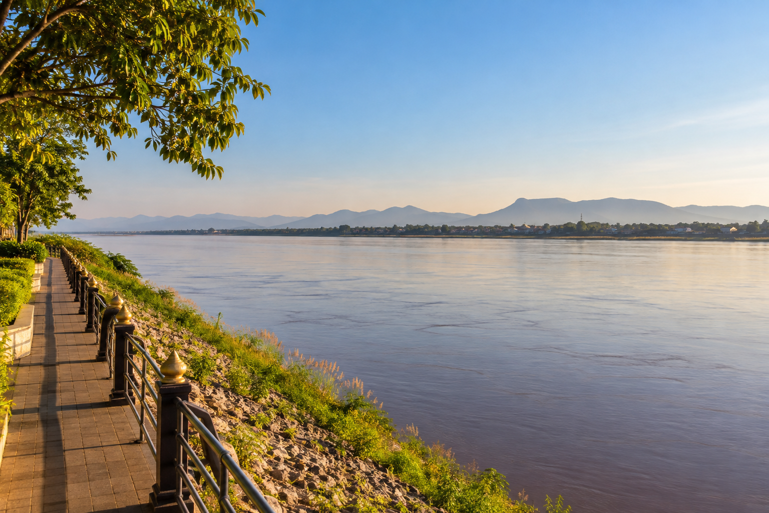Nong Khai by private van: Mekong day trip or overnight stay?